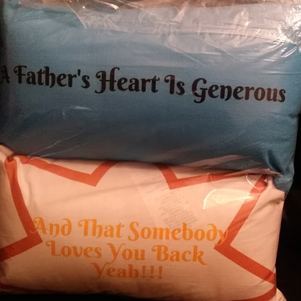 Throw pillows - Picture 2 of 3